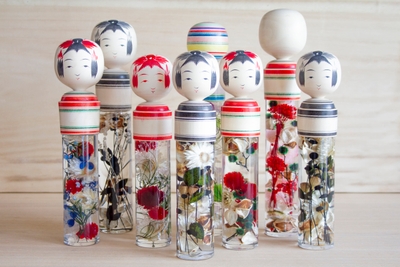 仙台の鳴子コケシとハーバリウムを組み合わせた、コケシウム