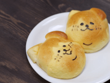 だいちゃんパン(左:中にはチョコクリーム、右:中には餡子)