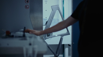 強化されたCFRカーボンレイアップ： エンデュレース CFRは、高強度を実現する東レ製T1100およびT800カーボンファイバーに加え、専用のYS80ピッチ系ファイバーを採用。これによりヘッドチューブ剛性を10％向上（Aeroad CFR：103 N/° → Endurace CFR：115 N/°）しています。これは、最大強度でのアタックや石畳での正確なハンドリング性能を求めるプロライダーの要望から生まれたものです。