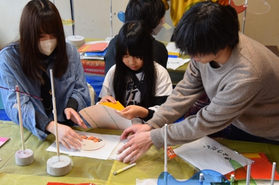 学生と子どもが仲良く看板作り