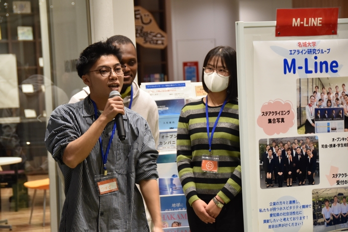 新世代のドリンクサーバー事業をPRする又吉習さん(人間学部3年)