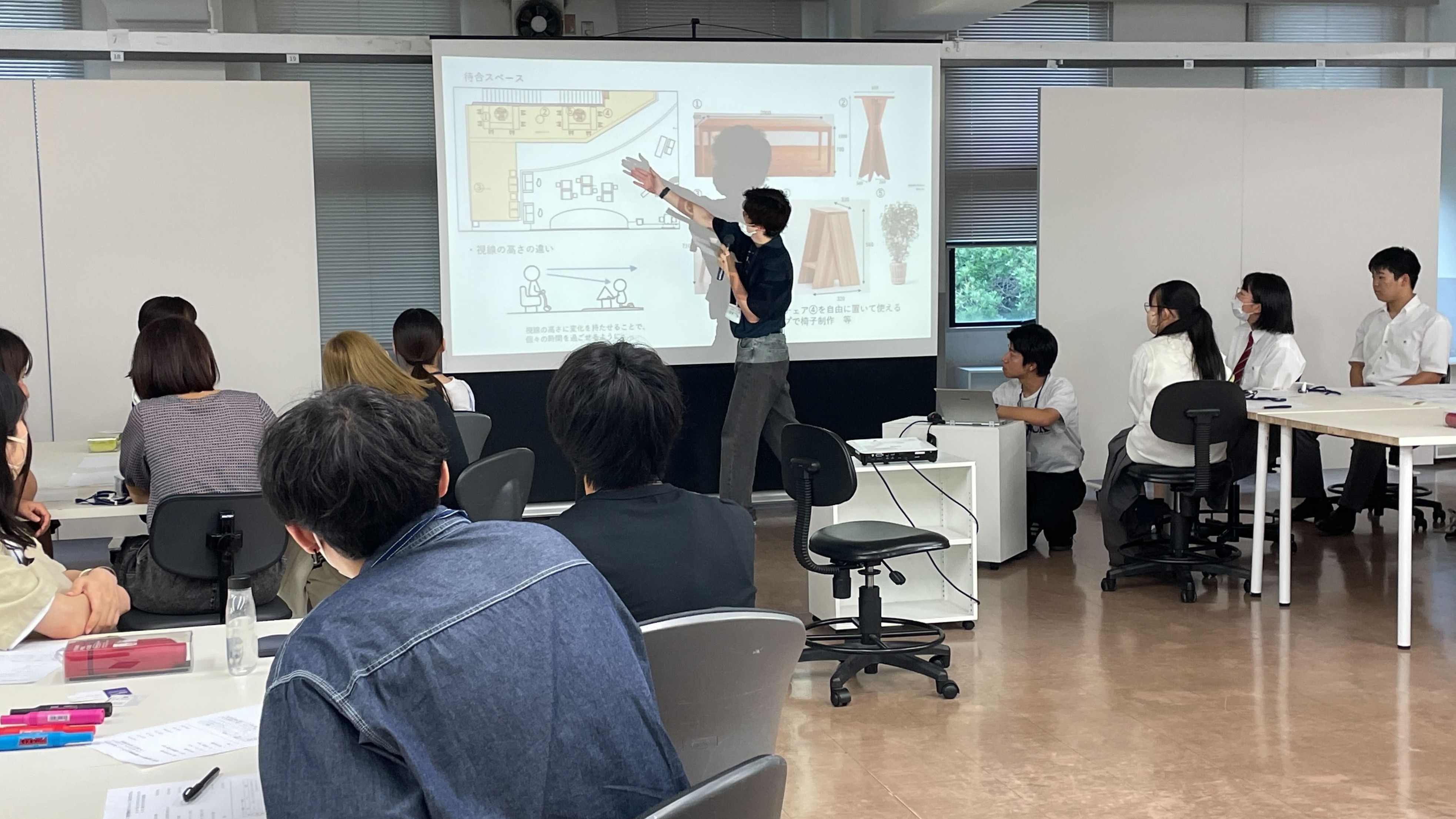 東広島市・近畿大学 Town&Gown Office まちづくりプロジェクト 近大生が(仮称)西高屋情報ラウンジの空間デザイン案を市長にプレゼン