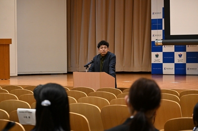 映画監督こささりょうま氏の講評を聞くメンバー