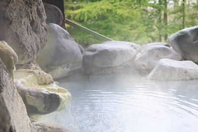 掛け流しの本格天然硫黄泉