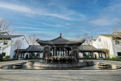 施設入口の「蓮の花噴水」