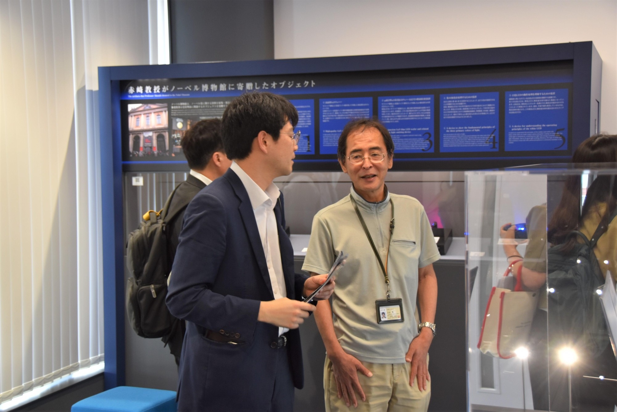 赤﨑・天野・吉野ノーベル賞記念展示室を見学する様子