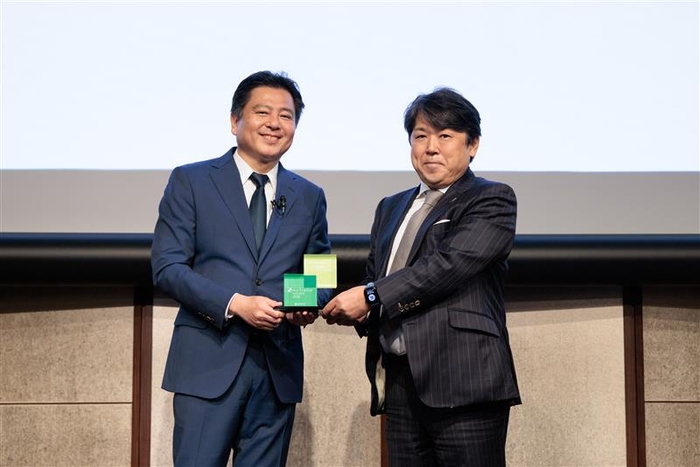 2025年5月に開催された「mcframe Award 2025」 授賞式にて、 B-EN-G 羽田雅一社長（左）と、BBS 中村裕仁取締役（右）