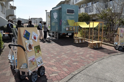 「Book Worm号」の周辺にもファニチャーと絵本が並ぶ