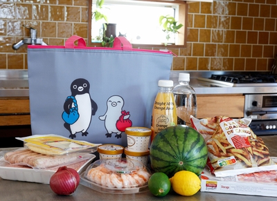 使用イメージ：SuicaのペンギンのBig保冷トートバッグ〈ピンクグレー〉