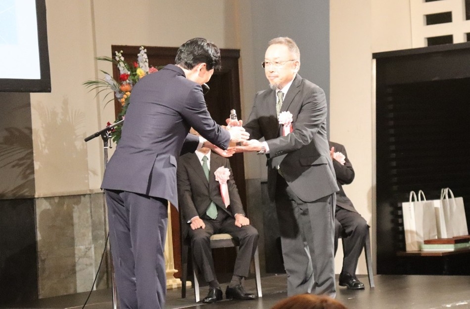 知事から賞牌が手渡されます