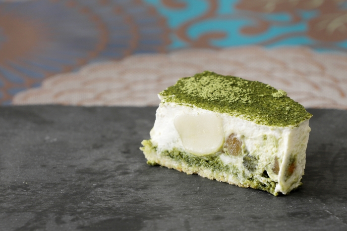 西尾抹茶の和風ティラミス 苺大福を添えて イメージ画像 マスカルポーネクリーム・かのこ豆・ 抹茶ソース 白玉などを使い和のティラミス仕立てに