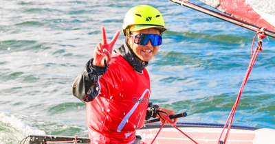 ヨットに乗るジュニアクラブの生徒さん