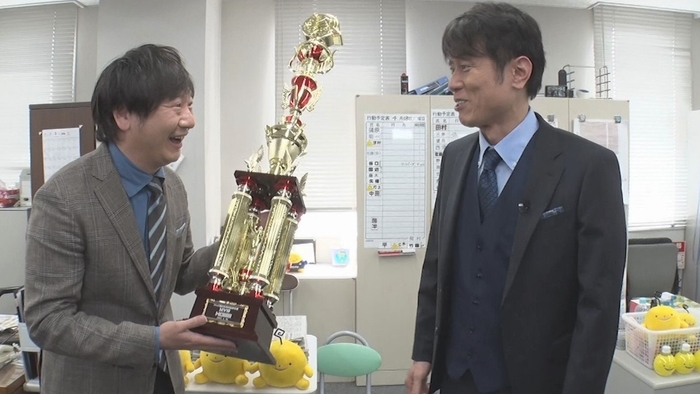 左・トロフィーを受け取る廣瀬隼也 右・原田泰造