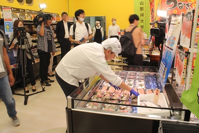 店頭にお目見えしたベニザケの寿司や刺身パック