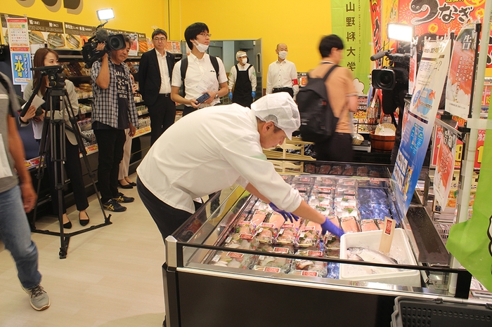 店頭にお目見えしたベニザケの寿司や刺身パック