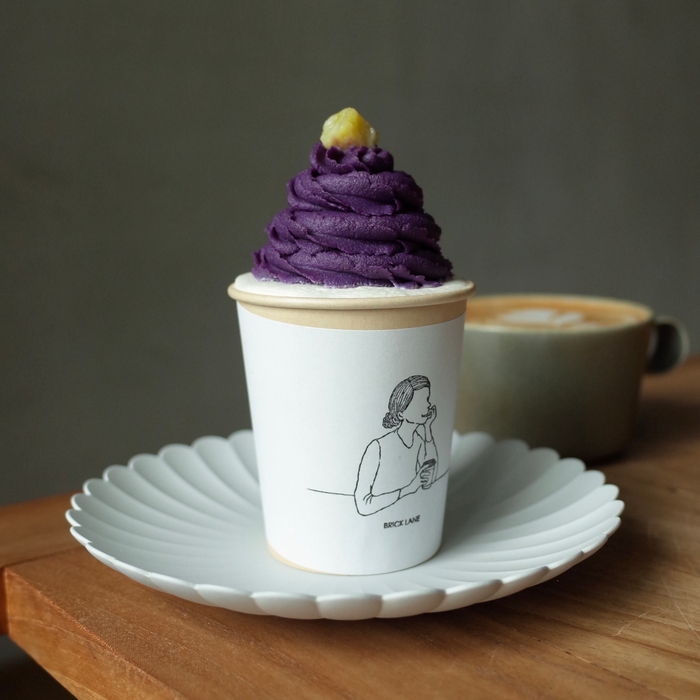 紫芋のモンブラン(左)、カフェラテ(右)