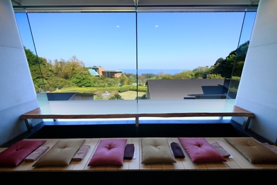 遠く相模湾を眺める足湯カフェ