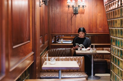 六曜社珈琲店・奥の席