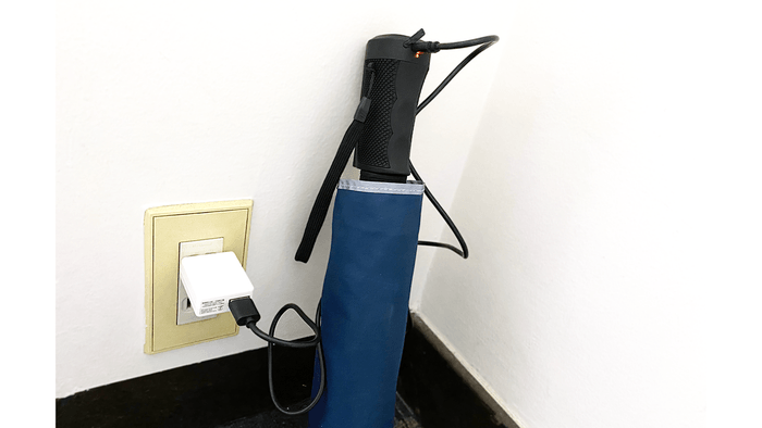 付属のUSBケーブルで充電