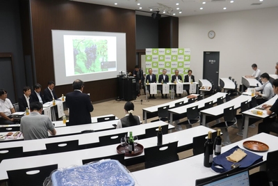 テイスティング用のワインも用意して行われた記者会見