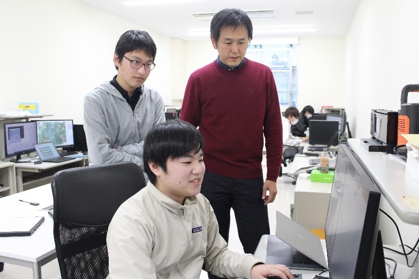 学生と一緒に動画解析を行う李教授(右端)