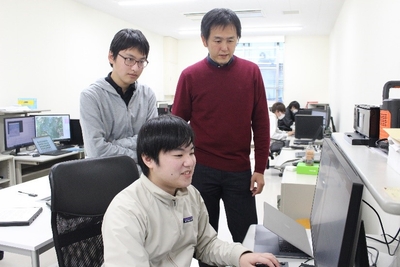 学生と一緒に動画解析を行う李教授（右端）