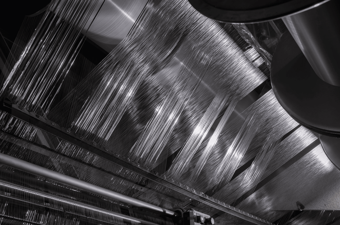 ねじれずに巻き付けられたアルミの糸下eco-fineRの編立の様子。