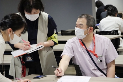 訓練中に気になる点を指摘する救急科有元医師