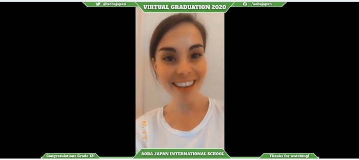 (写真3:卒業生へ激励のメッセージを送る教員)