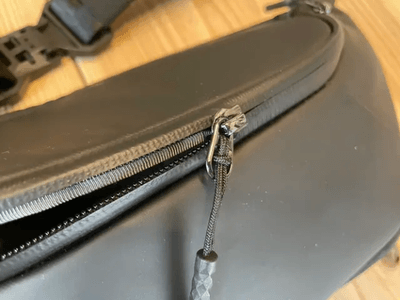 メインコンパートメントのファスナーは止水方式になっています。