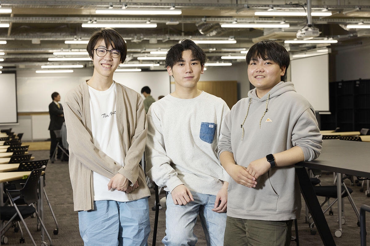 左から穴田晃輝さん、服部寛大さん、村松侑さん