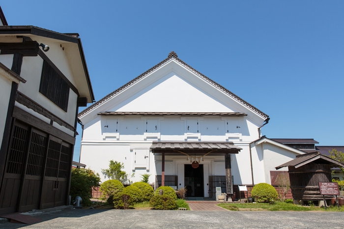 向かって左が酒工場 正面が酒の民族文化博物館(旧仕込蔵)