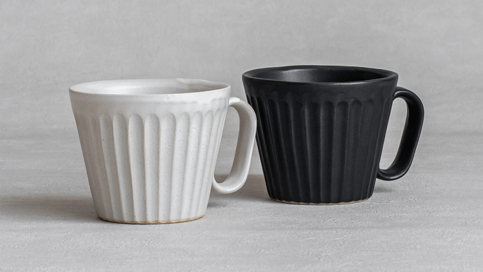 生涯を添い遂げるマグ 笠間焼 しのぎ ホワイトマット・ブラックマット(左:ホワイトマット/右:ブラックマット)