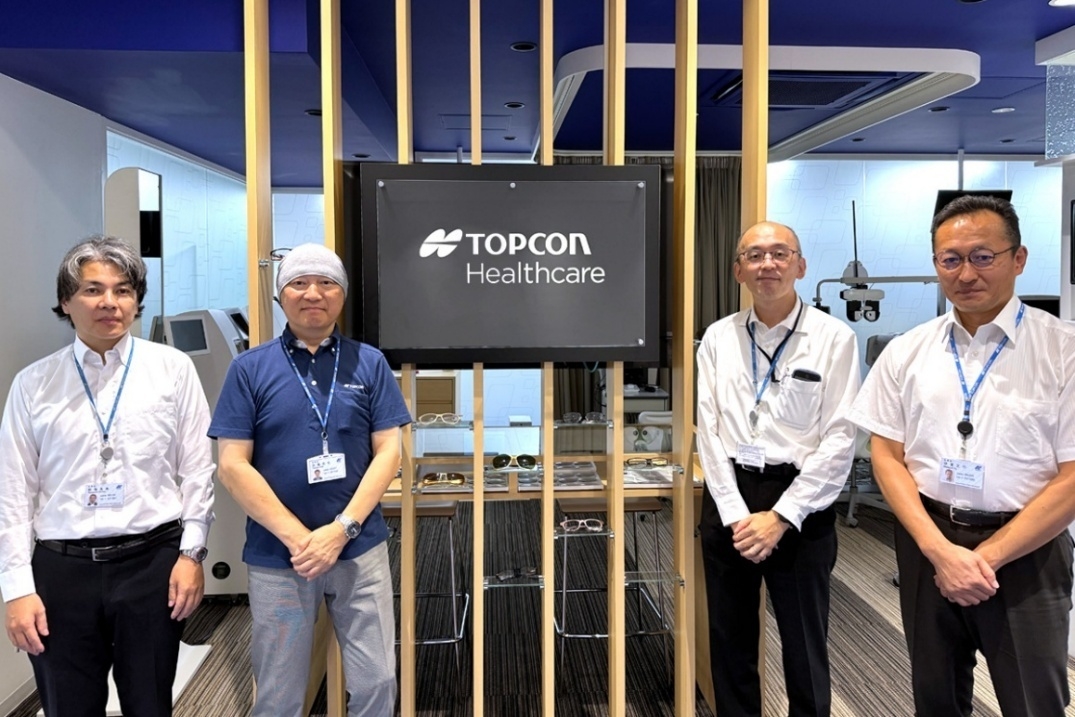 左からトプコンメディカルジャパン 新海氏、加藤氏、弓掛氏、伊東氏