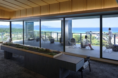 ゲスト専用の優雅な寛ぎ空間、海と夕日の「ラウンジテラス碧-AO-」