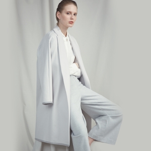 コート 48,400円（税込）　カラー：アイスホワイト、ブルー、チャコールグレー