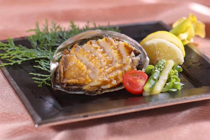 古来「御食国(みけつくに)」と呼ばれ、朝廷・皇室へ神饌(しんせん)として献上されていた隠岐の鮑