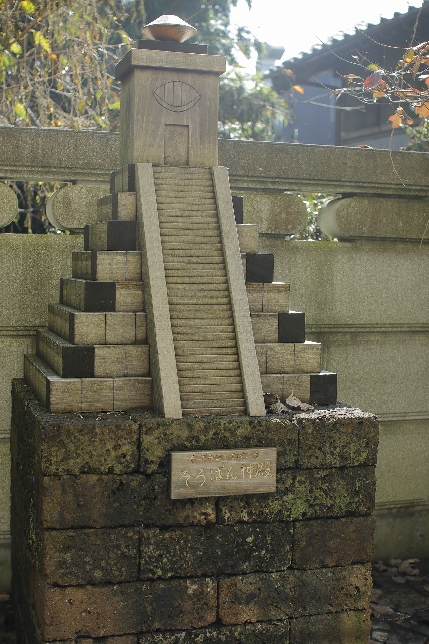 博物館裏手にはそろばん神殿「グランアバコ」がそびえたっています