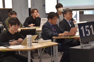 プレゼンを聴く審査員