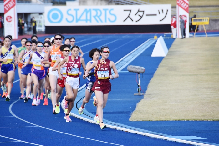 トップに立つ1区米澤奈々香選手(人間学部1年)