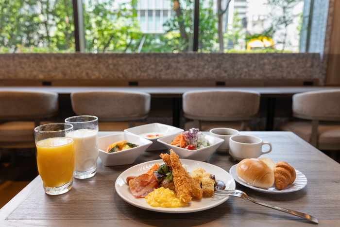 明るく開放的なレストランでご朝食をお楽しみください