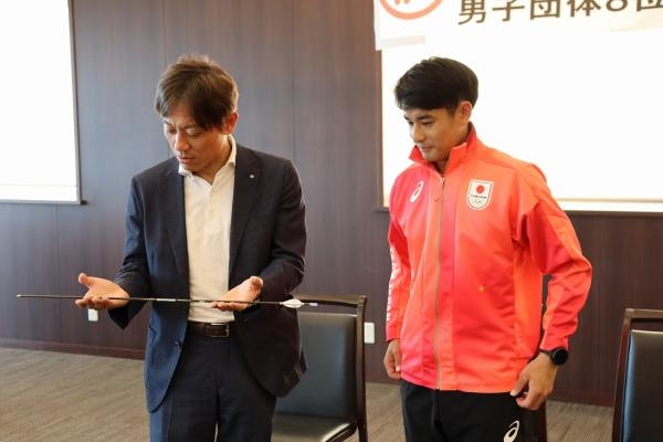 実際にオリンピックで使用した矢をプレゼントされた加計理事長(左)