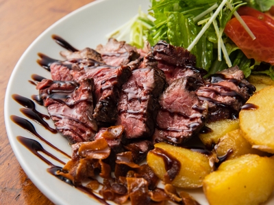 料理の一例：アンガスビーフステーキ