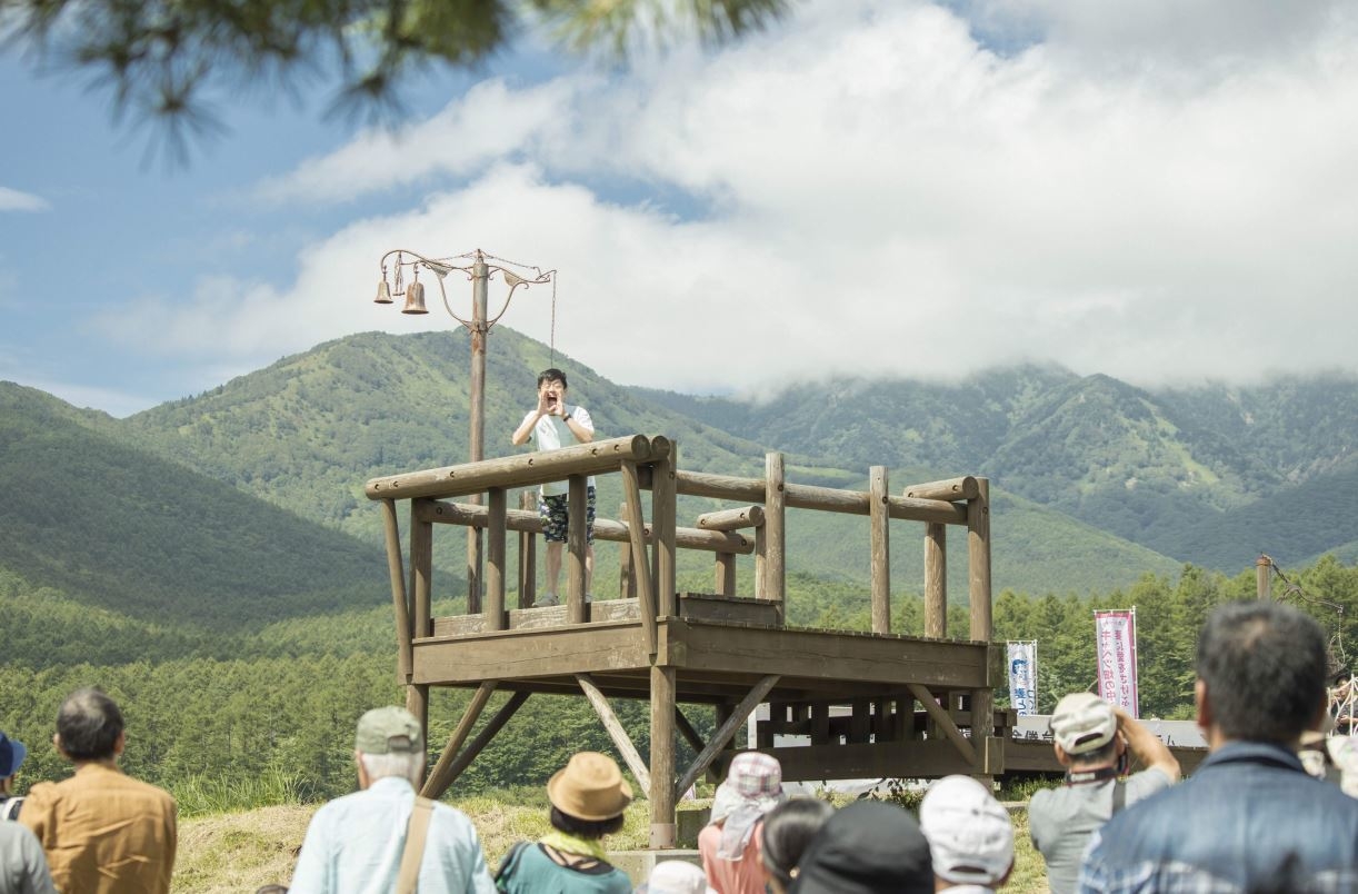 過去に開催した「キャベツ畑の中心で妻に愛を叫ぶ(通称:キャベチュー)」の様子