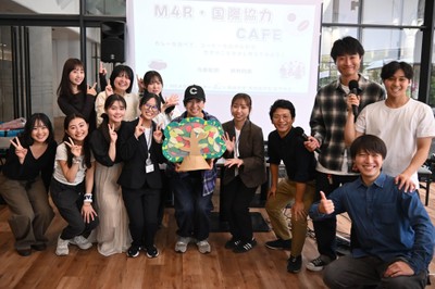 「M4R・国際協力CAFE」を成功させ、講師の杉山氏を笑顔で囲む、宮下准教授と宮下ゼミの4年生