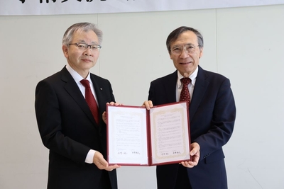 協定書を掲げる（左から）平野学長、寺野学長