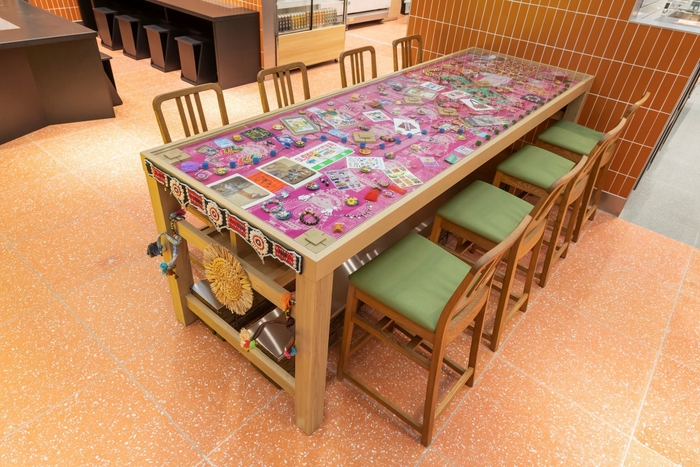 店舗中央の大テーブル