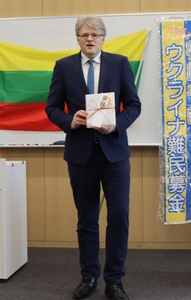 感謝の言葉を述べるジーカス大使