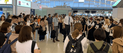 令和元年（2019年）留学出発直前に学生にメッセージを送るクレイグ学部長（関西国際空港にて）