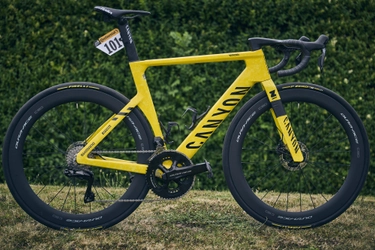 キャニオン エアロードCFR、ツール・ド・フランス開幕2連勝 - 「MyCanyon」カスタムバイクで選手の勝利を祝福